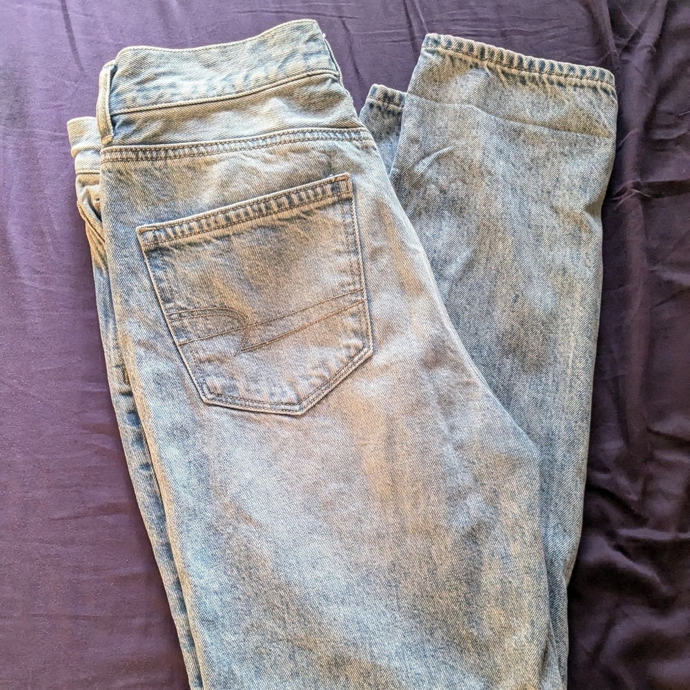 American Eagle High Rise Distressed Mom Jeans | Size 4 - Picture 2 of 4